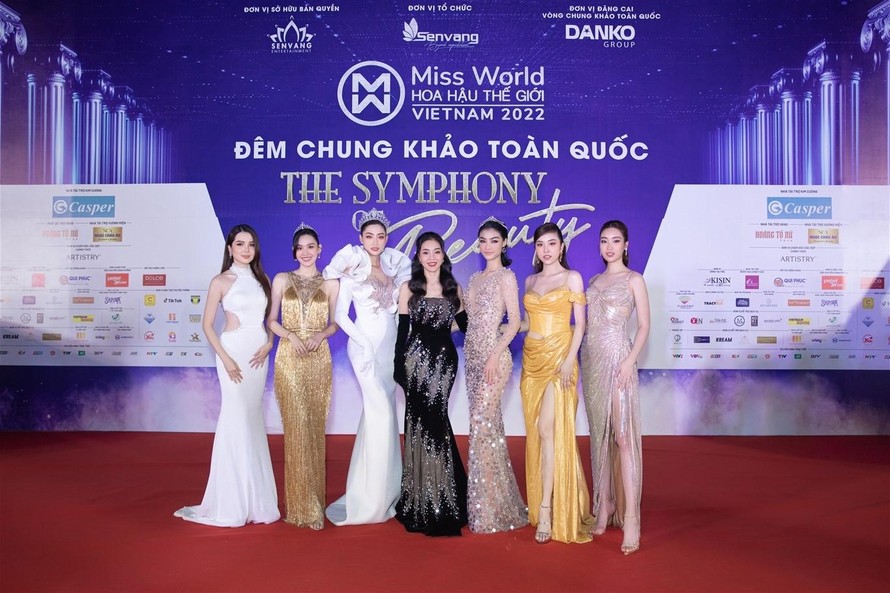 Dàn Hoa hậu, Á hậu và người đẹp cùng Bà Phạm Kim Dung - Chủ tịch Miss World Vietnam tại thảm đỏ.