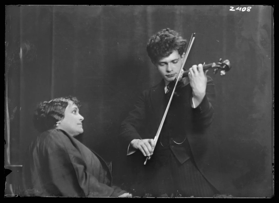 Nghệ sĩ vĩ cầm Toscha Seidel kéo cây vĩ cầm Stradivarius vào năm 1918.