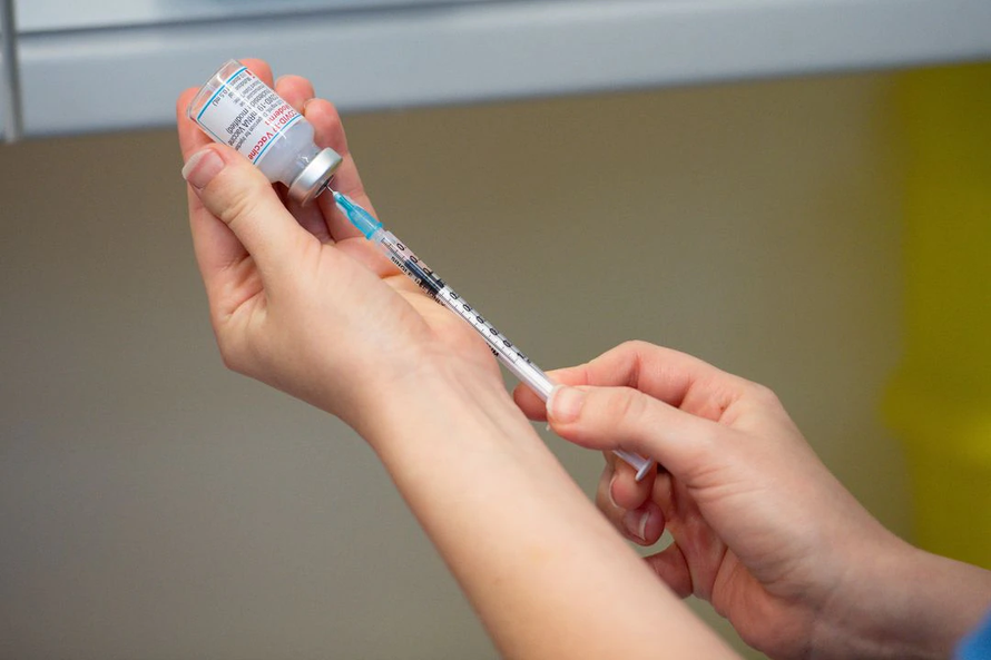 Vương quốc Anh phê duyệt vaccine chống biến thể Omicron