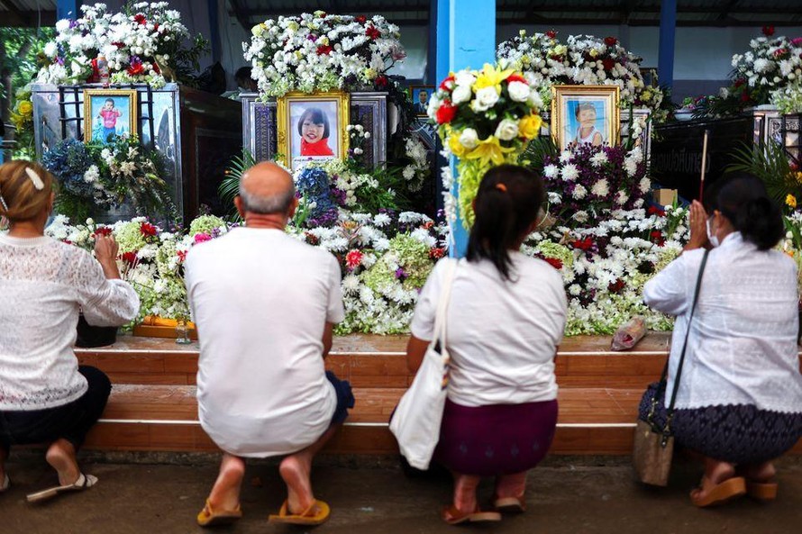 Người dân Thái lan cầu nguyện tại chùa Wat Si Uthai sau một vụ xả súng hàng loạt ở thị trấn Uthai Sawan, tỉnh Nong Bua Lam Phu. Ảnh: Reuters