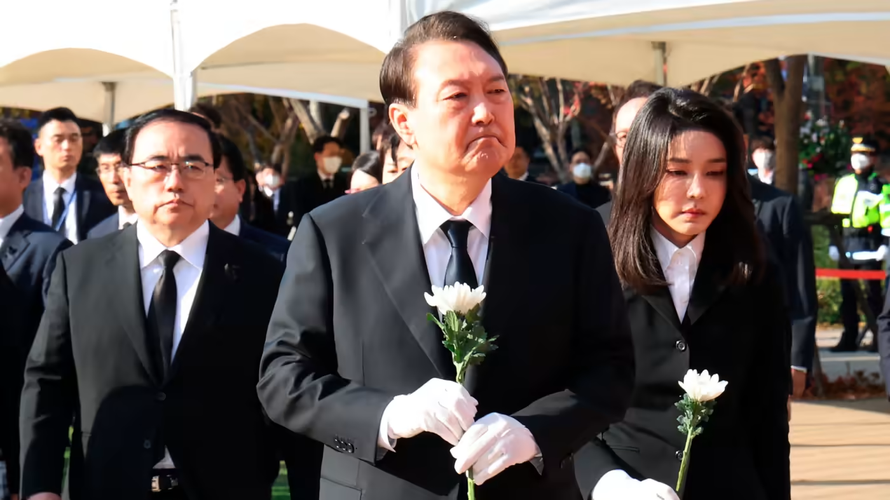 Tổng thống Hàn Quốc Yoon Suk-yeol và phu nhân đặt hoa tưởng niệm các nạn nhân thiệt mạng trong thảm họa Itaewon. Ảnh: AP