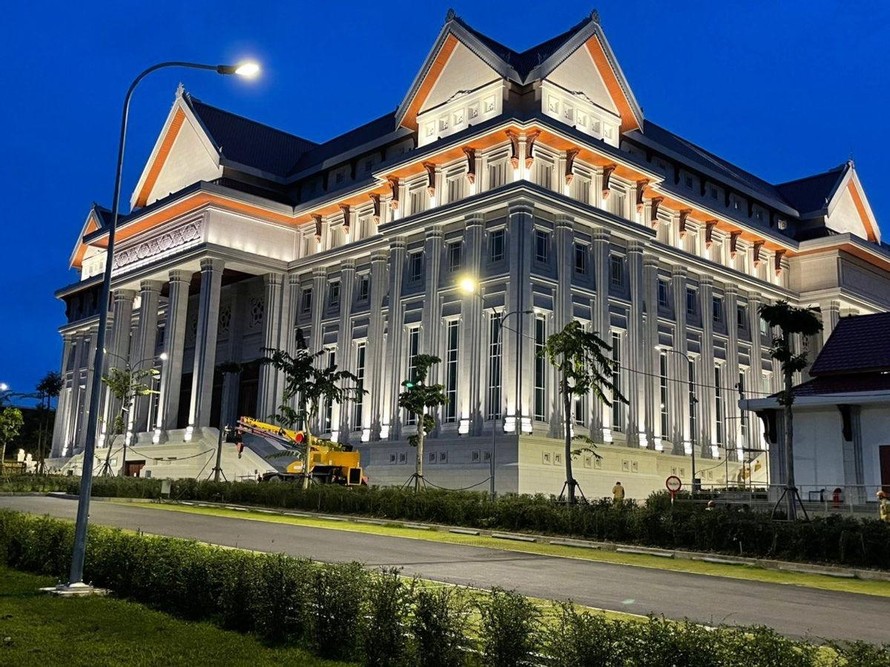 Công trình Nhà Quốc hội Lào là một trong số rất nhiều dự án do Eurowindow thi công cửa và vách nhôm kính cao cấp tại nước ngoài. 
