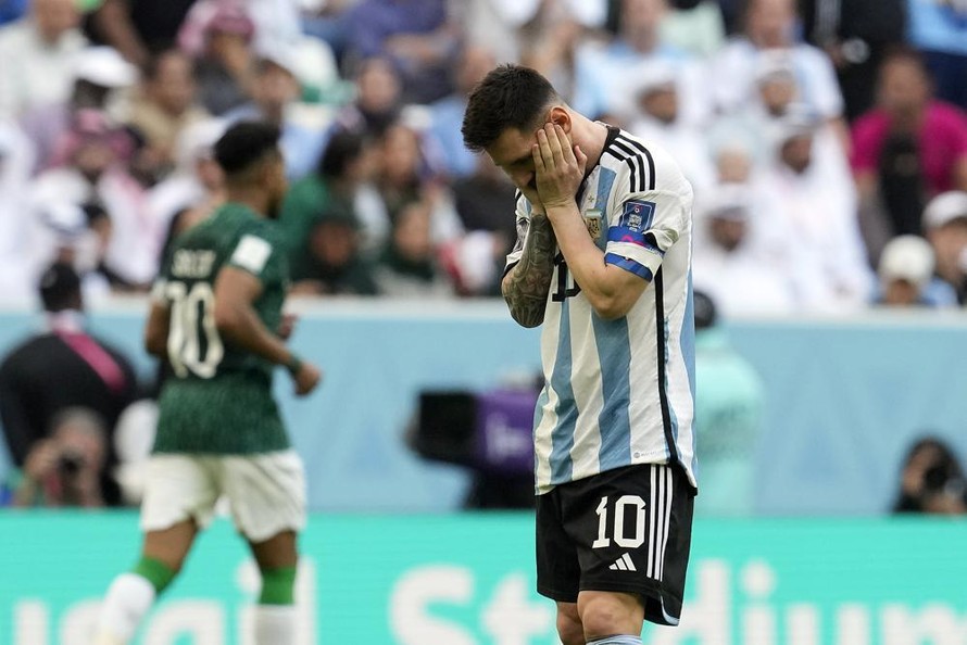 Dù mở tỉ số, thế nhưng Lionel Messi và các đồng đội đã để thua sốc trước Arab Saudi. Ảnh: AP