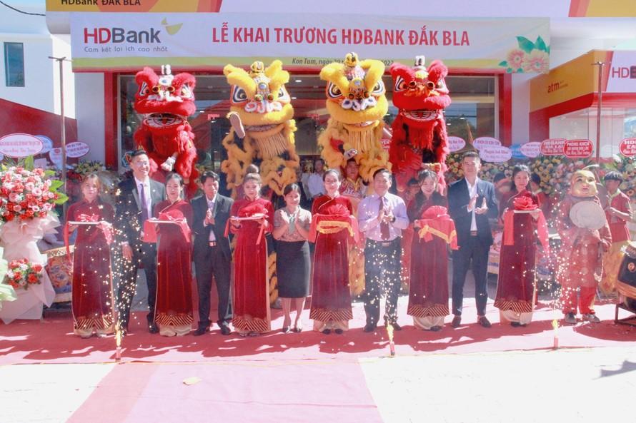 Theo đó, ngày 29/11, HDBank Đắk Bla chính thức khai trương tại số 931 Phạm Văn Đồng, phường Trần Hưng Đạo, TP Kon Tum , tỉnh Kon Tum. 