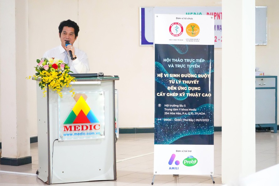 Bác sĩ Nguyễn Vũ Linh - Trưởng Trung tâm dinh dưỡng Vinamilk trình bày tại hội thảo.