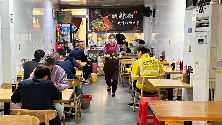 Các nhà hàng ở trung tâm thành phố Quảng Châu đã mở cửa trở lại để phục vụ ăn uống trong nhà vào thứ Năm. Ảnh: Nikkei Asia