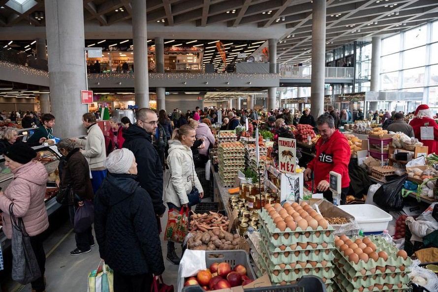 Người dân mua thực phẩm tại một khu chợ ở Budapest, Hungary. Ảnh: Reuters