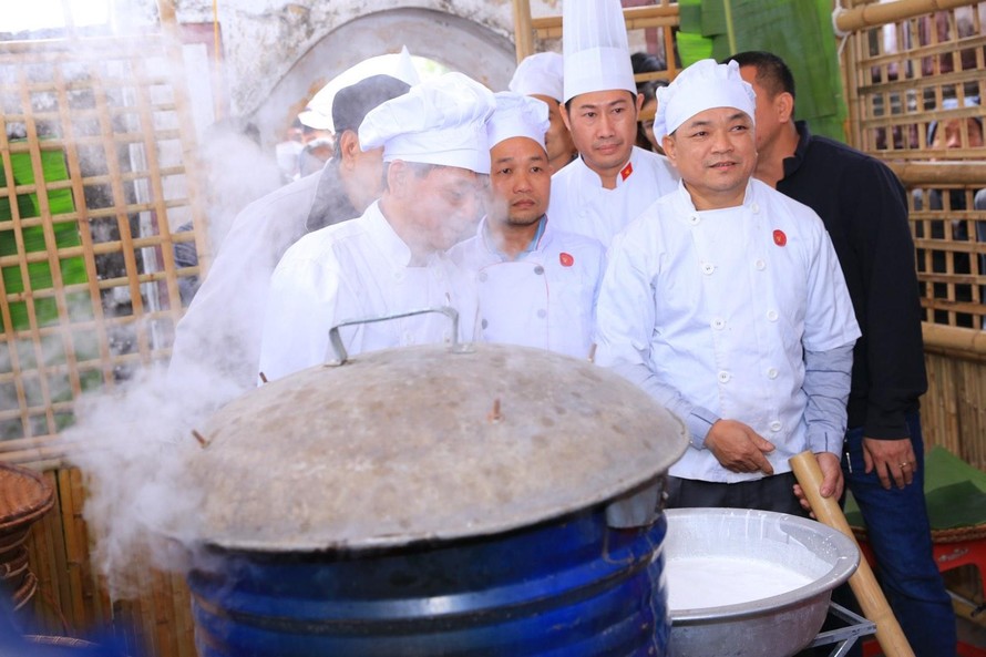 Khu vực tái hiện làm bánh phở truyền thống thu hút đông đảo dân làng và khách tham quan.