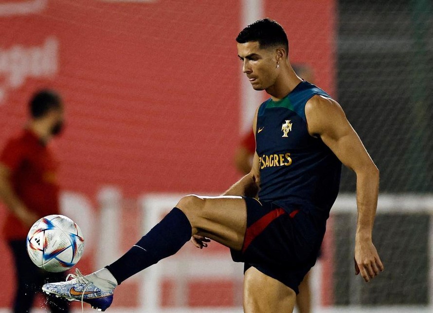 HLV Bồ Đào Nha: 'Hãy để Ronaldo được yên'