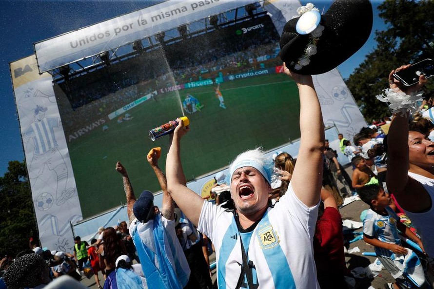 Người hâm mộ ở Buenos Aires ăn mừng chức vô địch World Cup 2022. Ảnh: Reuters