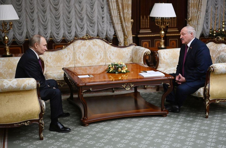 Tổng thống Belarus Alexander Lukashenko tiếp đón người đồng cấp Nga Vladimir Putin tại Minsk. Ảnh: Sputnik