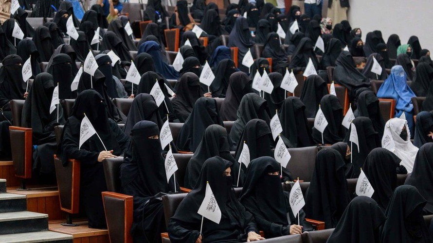 Taliban cấm phụ nữ Afghanistan đi học