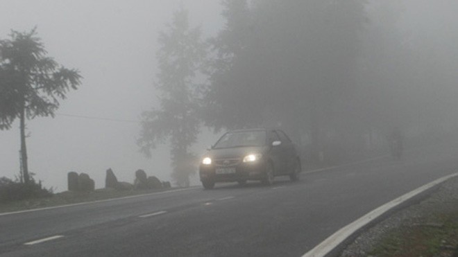 Cách lái xe an toàn trong thời tiết sương mù