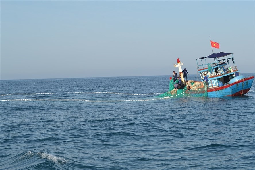Hỗ trợ hơn 500 ngư dân sắp cạn kiệt lương thực ngoài Trường Sa