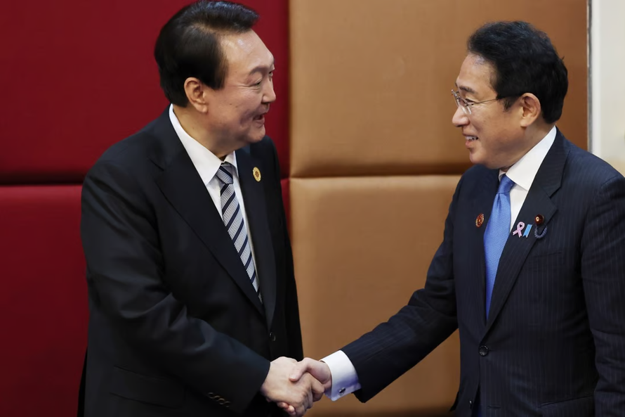 Tổng thống Hàn Quốc Yoon Suk Yeol (trái) và Thủ tướng Nhật Bản Fumio Kishida. Ảnh: SCMP