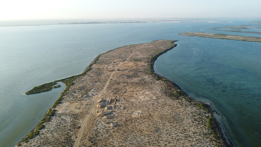 Đảo Sinniyah ở tiểu vương quốc Umm al-Quwain là nơi các nhà khảo cổ tìm thấy thị trấn nuôi cấy ngọc trai lâu đời nhất ở Vịnh Ba Tư.