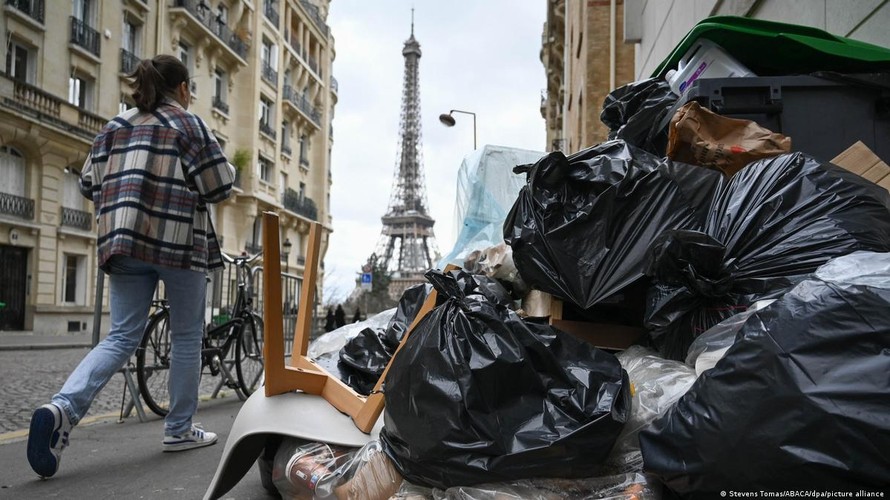 Paris 'ngập' trong rác thải vì vấn nạn đình công