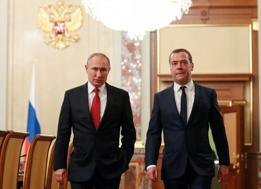 Tổng thống Nga Vladimir Putin và đồng minh thân cận Dmitry Medvedev. Ảnh: Reuters