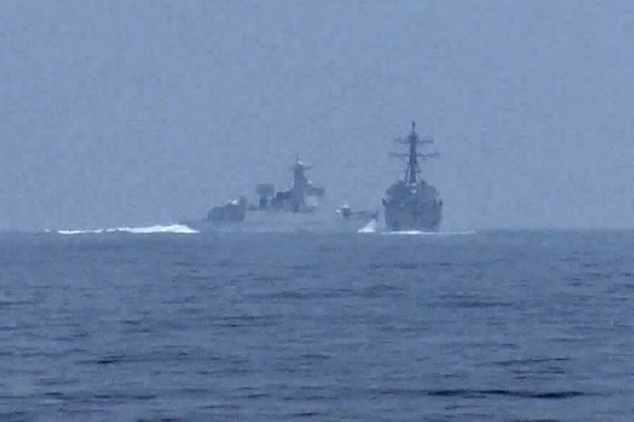 Một tàu chiến của Trung Quốc cắt ngang qua đường đi của tàu khu trục USS Chung-Hoon của Hải quân Mỹ khi tàu này đang đi qua Eo biển Đài Loan ngày 3/6. Ảnh: Reuters