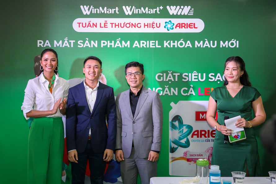 Tuần lễ Thương hiệu Ariel diễn ra tại WinMart Landmark 81 với sự có mặt của đại diện Công ty WinCommerce và nhãn hàng Ariel từ Công ty P&G.