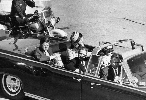 Tổng thống Kennedy (ngoài cùng bên trái) trước lúc bị ám sát. Ảnh: Blogspot.