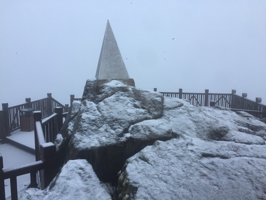 Tuyết phủ dày trên đỉnh Fansipan. 