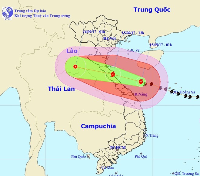 Siêu bão số 10 áp sát đất liền miền Trung