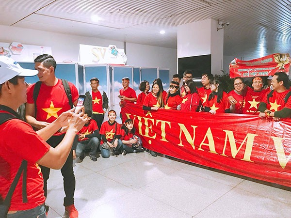 Sao Việt và fan nhuộm đỏ sân bay trước khi lên đường đi cổ vũ U23 Việt Nam