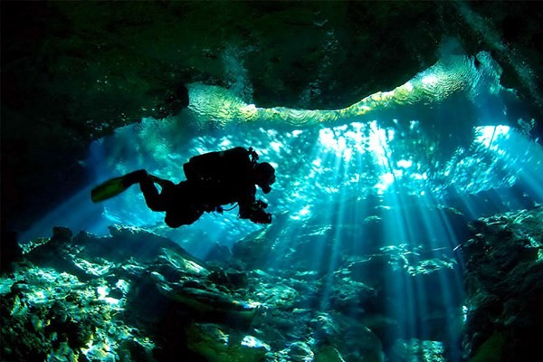 Những hang động ngầm đẹp đến nín thở trên thế giới