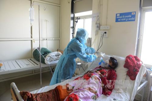 Nhân viên y tế Ấn Độ chữa trị cho bệnh nhân nhiễm cúm lợn tại bệnh viện dân sự ở Ahmedabad. Ảnh tư liệu: AFP-TTXVN