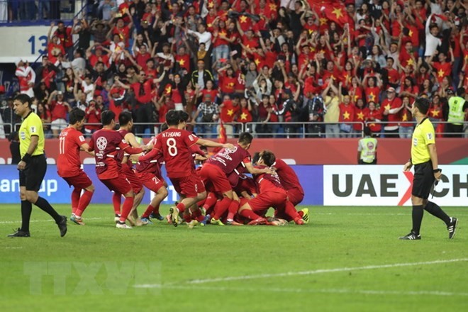 Niềm vui chiến thắng của các cầu thủ Việt Nam trong trận đấu gặp tuyển Jordan vòng 1/8 AFC Asian Cup 2019 tại Dubaicủa UAE ngày 20/1. (Ảnh: AFP/TTXVN)