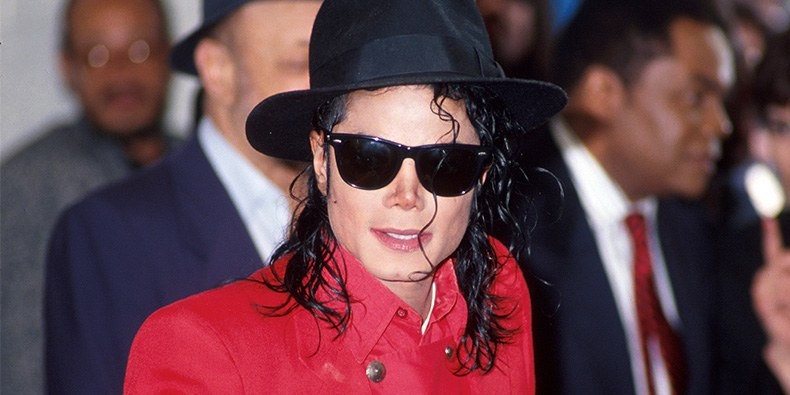 Tượng Michael Jackson bị di dời sau bộ phim gây tranh cãi