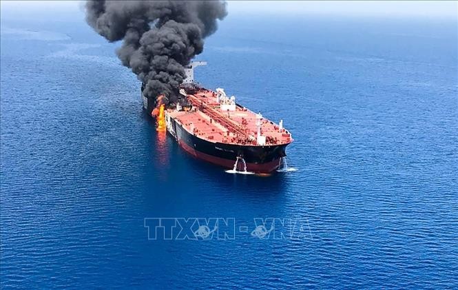 Khói lửa bốc ngùn ngụt từ một tàu chở dầu được cho là bị tấn công trên Vịnh Oman, ngày 13/6/2019. Ảnh: AFP/TTXVN