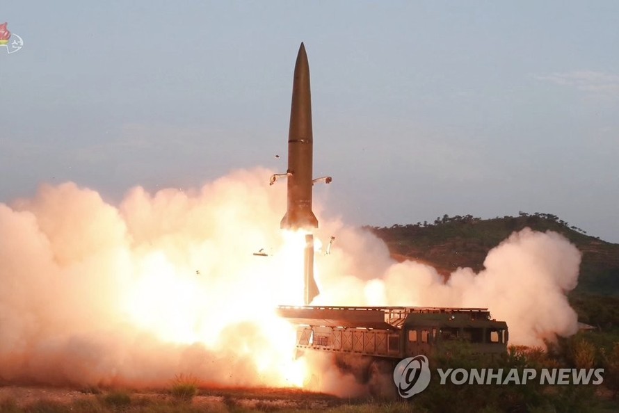 Hình ảnh phát sóng trên truyền hình Triều Tiên ngày 26/7 cho thấy một tên lửa tầm ngắn được bắn từ một bệ phóng trên bán đảo Hodo gần thị trấn ven biển phía đông Wonsan. Ảnh: Yonhap