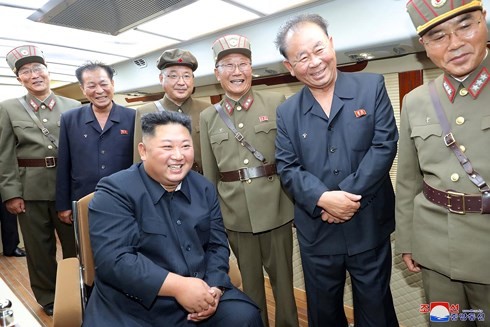 Chủ tịch Triều Tiên Kim Jong-un được cho là đích thân giám sát cuộc thử nghiệm tên lửa mới nhất. Nguồn: KCNA