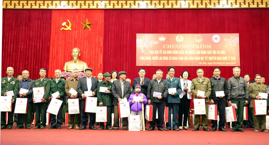 Phó Thủ tướng Vương Đình Huệ trao tặng quà cho hộ gia đình, nạn nhân chất độc da cam/dioxin và các em học sinh có hoàn cảnh khó khăn. Ảnh: VGP/Thành Chung