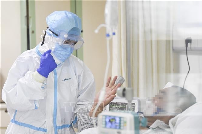 Nhân viên y tế điều trị cho bệnh nhân nhiễm virus corona chủng mới tại bệnh viện ở Trùng Khánh, Trung Quốc, ngày 2/2/2020. Ảnh: THX/ TTXVN