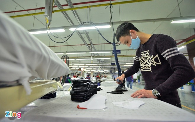 Sản xuất khẩu trang ở một nhà máy tại Hưng Yên. Ảnh: Việt Hùng.