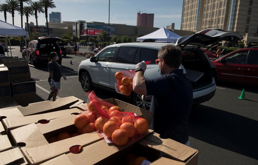 Những người thất nghiệp tới nhận thực phẩm cứu trợ bên ngoài sòng bài Palace Station ở Las Vegas, Nevada, Mỹ ngày 7/5/2020. (Ảnh: AFP/TTXVN)