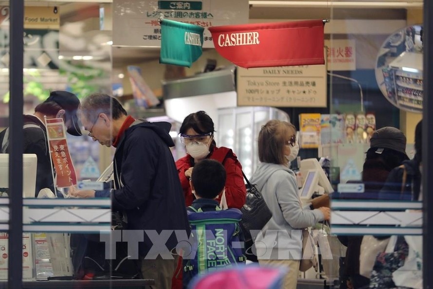 Người dân mua hàng trong siêu thị tạo thủ đô Tokyo, Nhật Bản ngày /4/2020 trong bối cảnh dịch Covid-19 lan rộng. Ảnh: THX/TTXVN