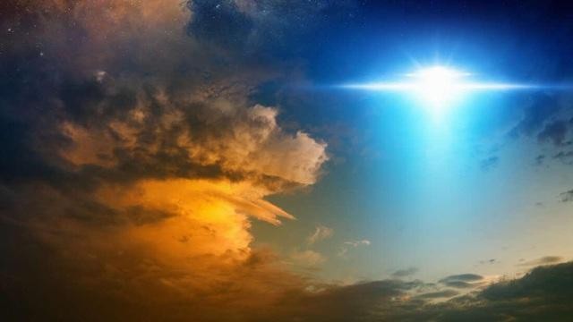 UFO bí ẩn màu xanh xuất hiện trên bầu trời Hawaii