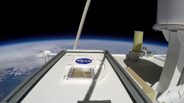 Hình ảnh MARSBOx ở tầng bình lưu giữa của Trái đất. Trong đó cửa trập đang mở để các mẫu lớp trên cùng tiếp xúc với bức xạ UV. Nguồn: NASA.