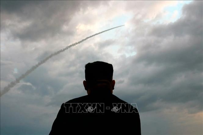 Nhà lãnh đạo Triều Tiên Kim Jong Un thị sát vụ phóng thử một tên lửa đạn đạo tại địa điểm không xác định ở Triều Tiên ngày 31/7/2019. Ảnh tư liệu: AFP/TTXVN