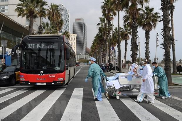 Nhân viên y tế chuyển bệnh nhân COVID-19 về lại bệnh viện sau khi được ra ngoài thư giãn tại Barcelona, Tây Ban Nha ngày 4/3/2021. (Ảnh: AFP/TTXVN)