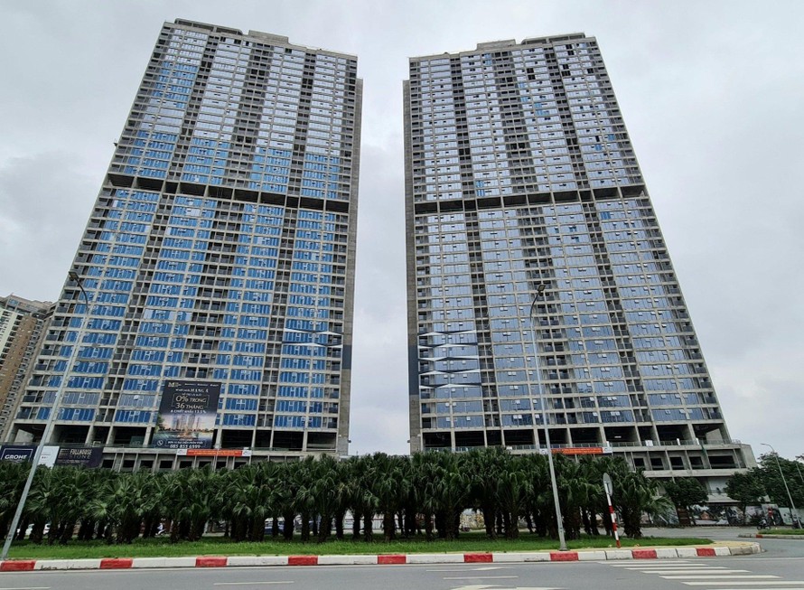 Hai tòa tháp 43 tầng đang gấp rút hoàn thiện các hạng mục cuối cùng để bàn giao cho cư dân theo kế hoạch vào quý IV năm nay. 