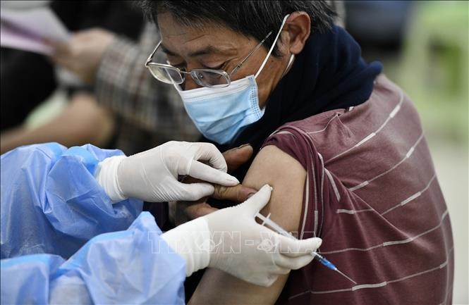  Tiêm vaccine ngừa COVID-19 tại Thiên Tân, Trung Quốc, ngày 12/5/2021. Ảnh: THX/TTXVN
