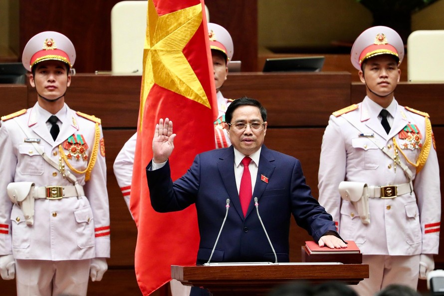 Thủ tướng Chính phủ Phạm Minh Chính thực hiện nghi lễ tuyên thệ - Ảnh: VGP/Nhật Bắc
