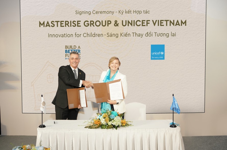 Ông Jason Turnbull, Phó TGĐ Masterise Homes (trái) và bà Rana Flowers, Trưởng đại diện UNICEF tại Việt Nam ký kết hợp tác chiến lược trong khuôn khổ chương trình “Build a Better Future”.
