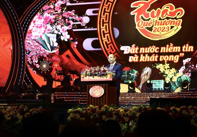 Chủ tịch nước Nguyễn Xuân Phúc dự chương trình nghệ thuật 'Xuân Quê hương' 2023