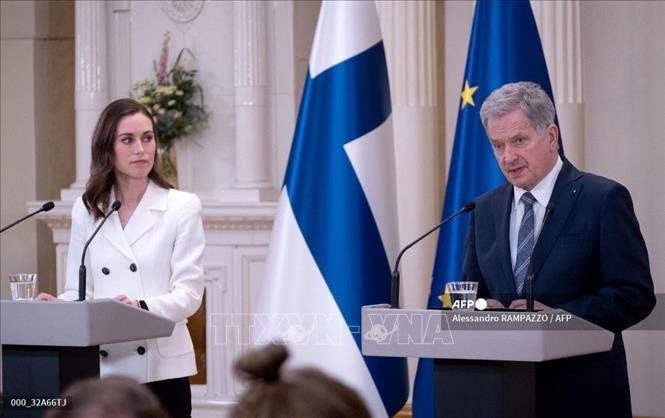 Tổng thống Phần Lan Sauli Niinisto (phải) và Thủ tướng Sanna Marin trong cuộc họp báo tại Helsinki, công bố quyết định chính thức bắt đầu tiến trình xin gia nhập NATO của nước này, ngày 15/5/2022. Ảnh: AFP/TTXVN